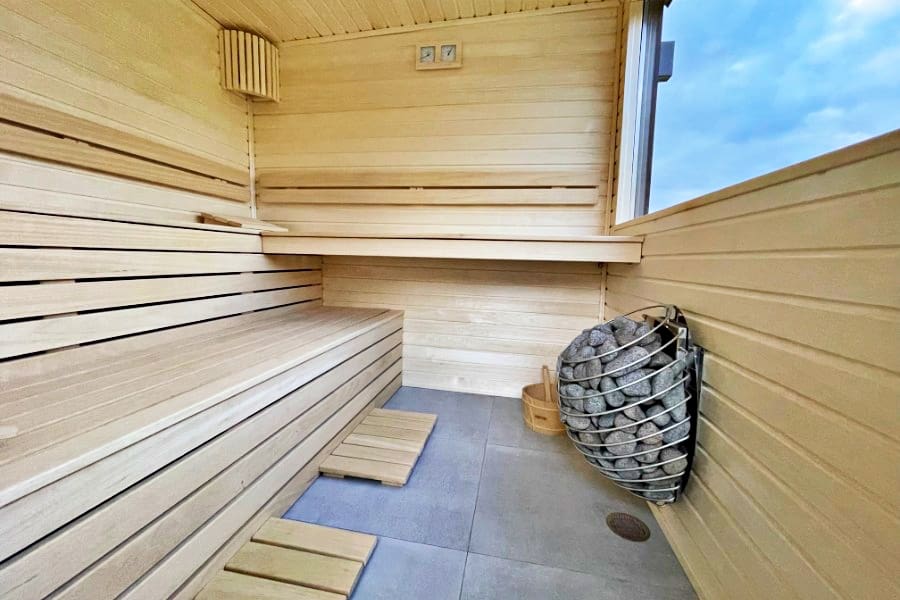 Interiér venkovní finské sauny