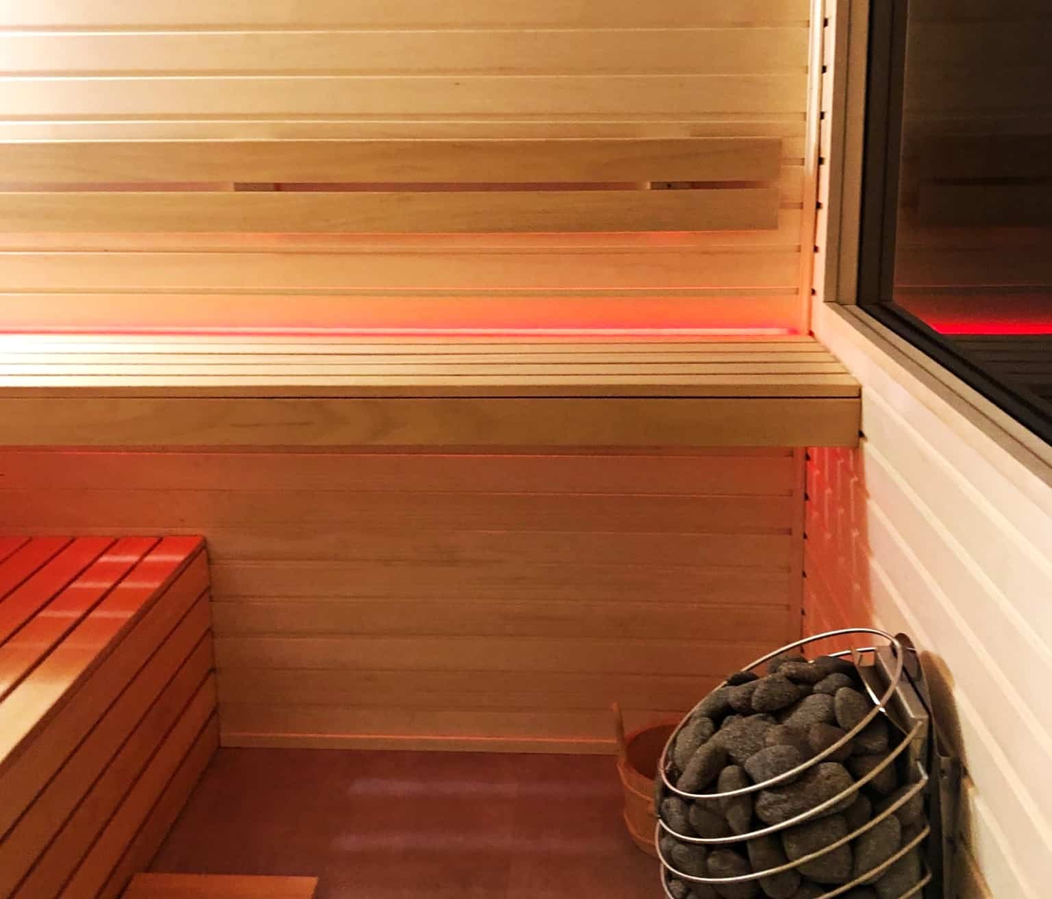 Podsvícení lavic ve venkovní finské sauně