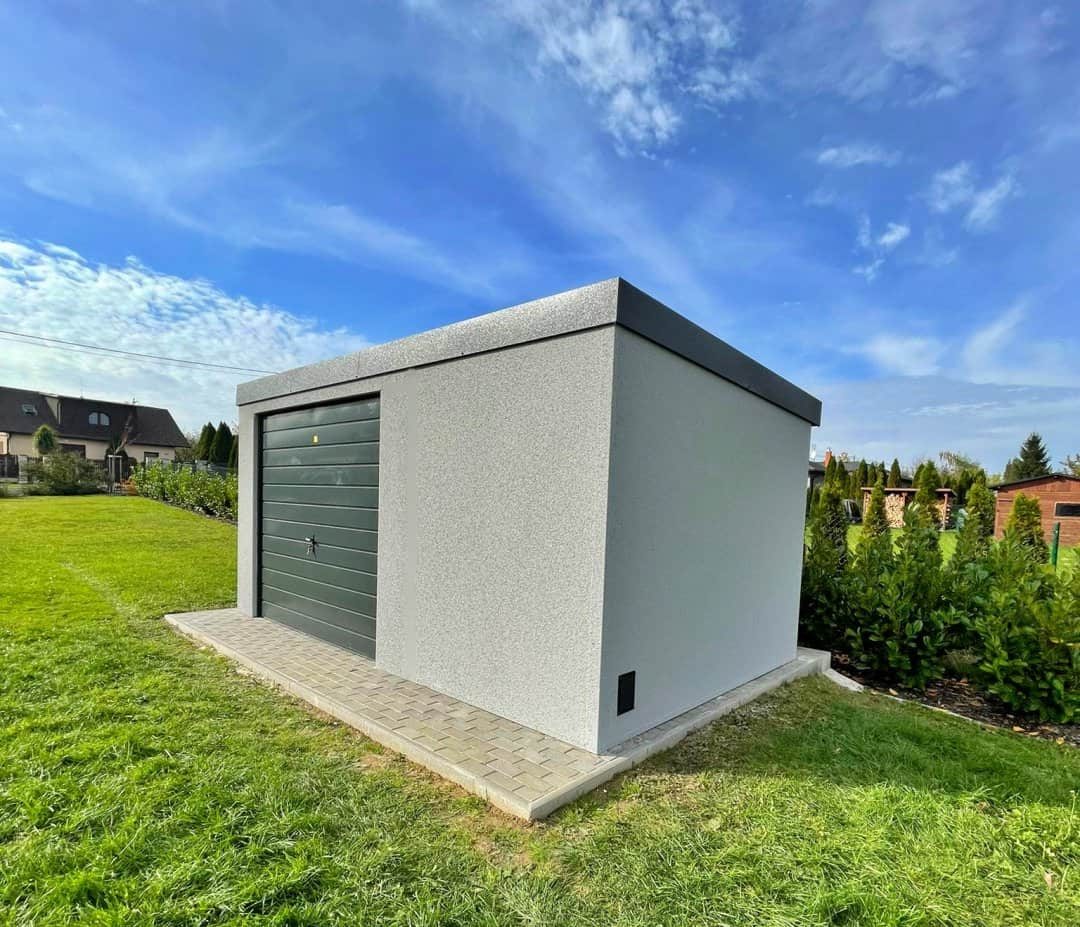 Nový montovaný zahradní domek s výklopnými garážovými vraty