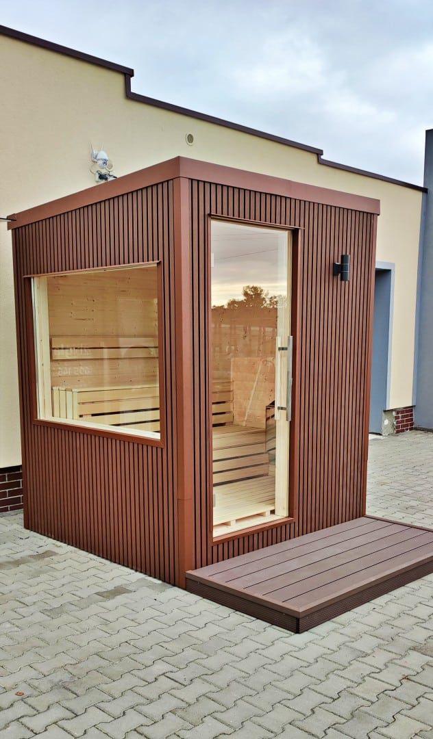 Venkovní finská sauna s přední terasou a velkým oknem