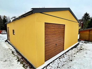 Montovaná dvojgaráž se sedlovou střechou a hotovou žlutou omítkou