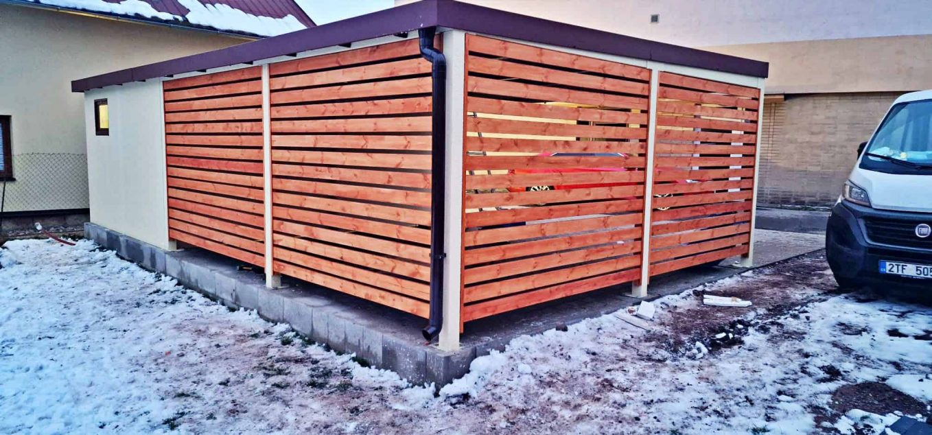 Montovaná garáž s přístřeškem a dřevěnými lamely