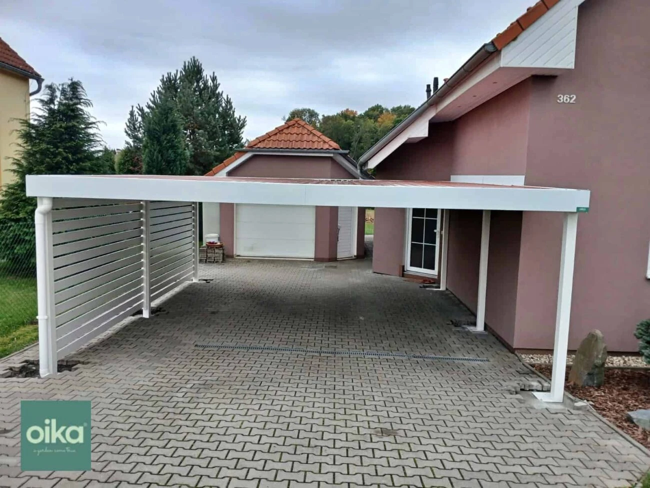 Prefabrikovaný kovový prístrešok s vlastným odkvapovým systémom
