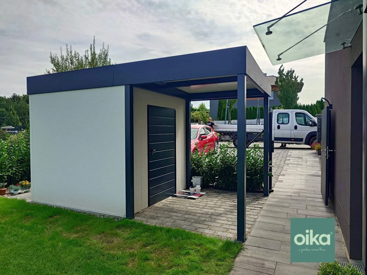 Záhradný domček s prístreškom s rozmermi 5 x 4,5 m, hotová omietka, odkvapový systém