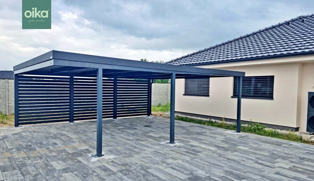 Montovaná pergola postavená u domu