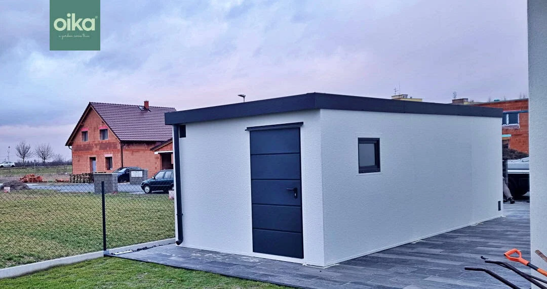 Garáž so šikmou strechou a hotovou omietkou