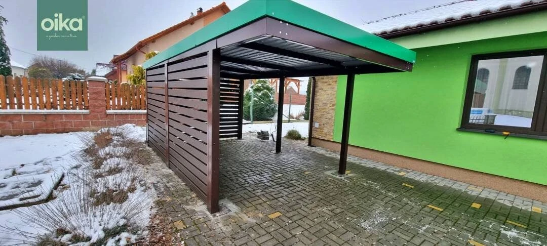 Prístrešok s odsadenými prednými nohami