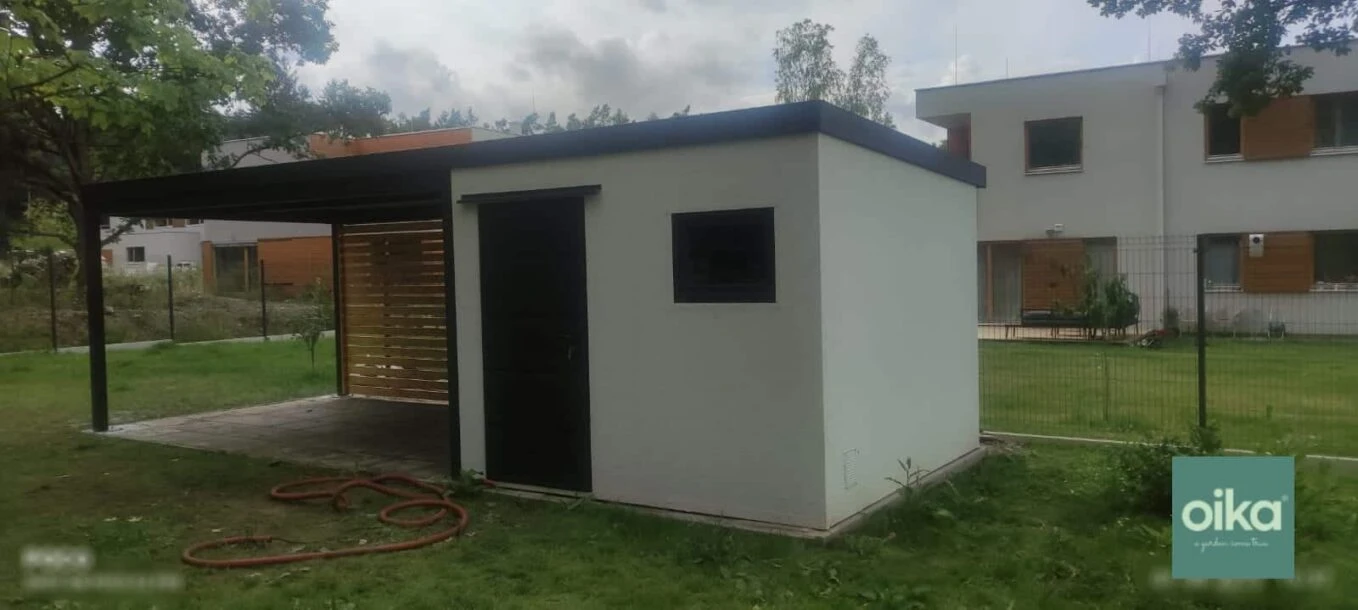 Montovaný záhradný domček s prístreškom, prístrešok obsahuje zadnú stenu z drevených lamiel