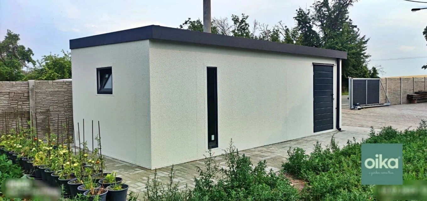 Prefabrikovaná garáž pre 1 parkovacie miesto realizovaná plotom, garáž je vybavená sekcionálnymi bránami
