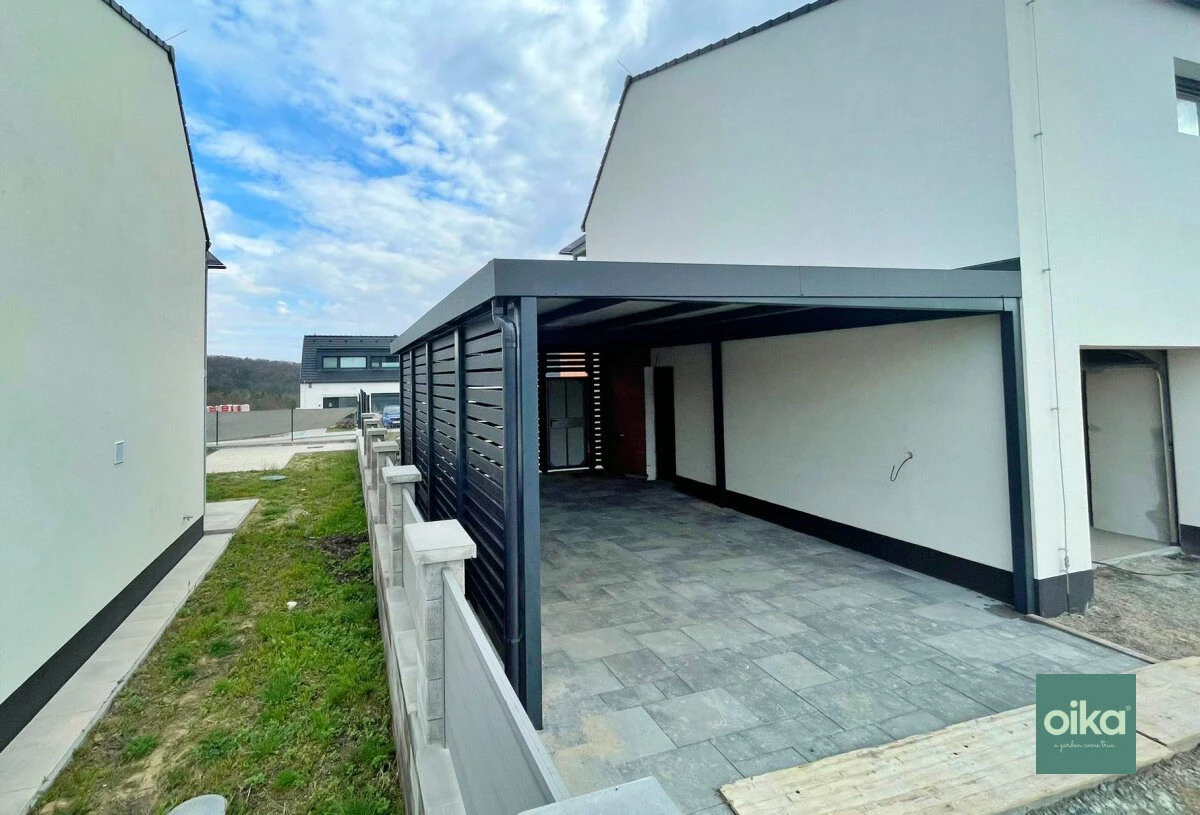 Montovaný prístrešok postavený pri rodinnom dome
