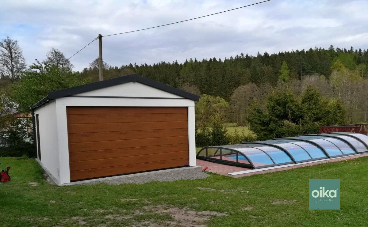 Montovaná garáž pre 1 auto postavená v záhrade