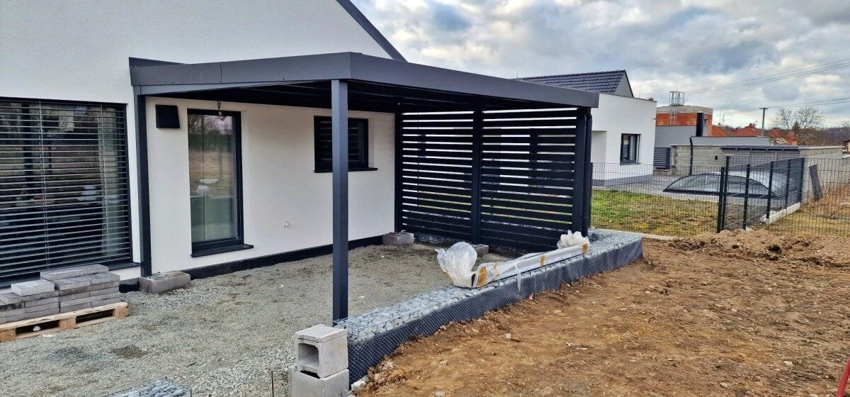 Montovaná pergola postavená u rodinného domu