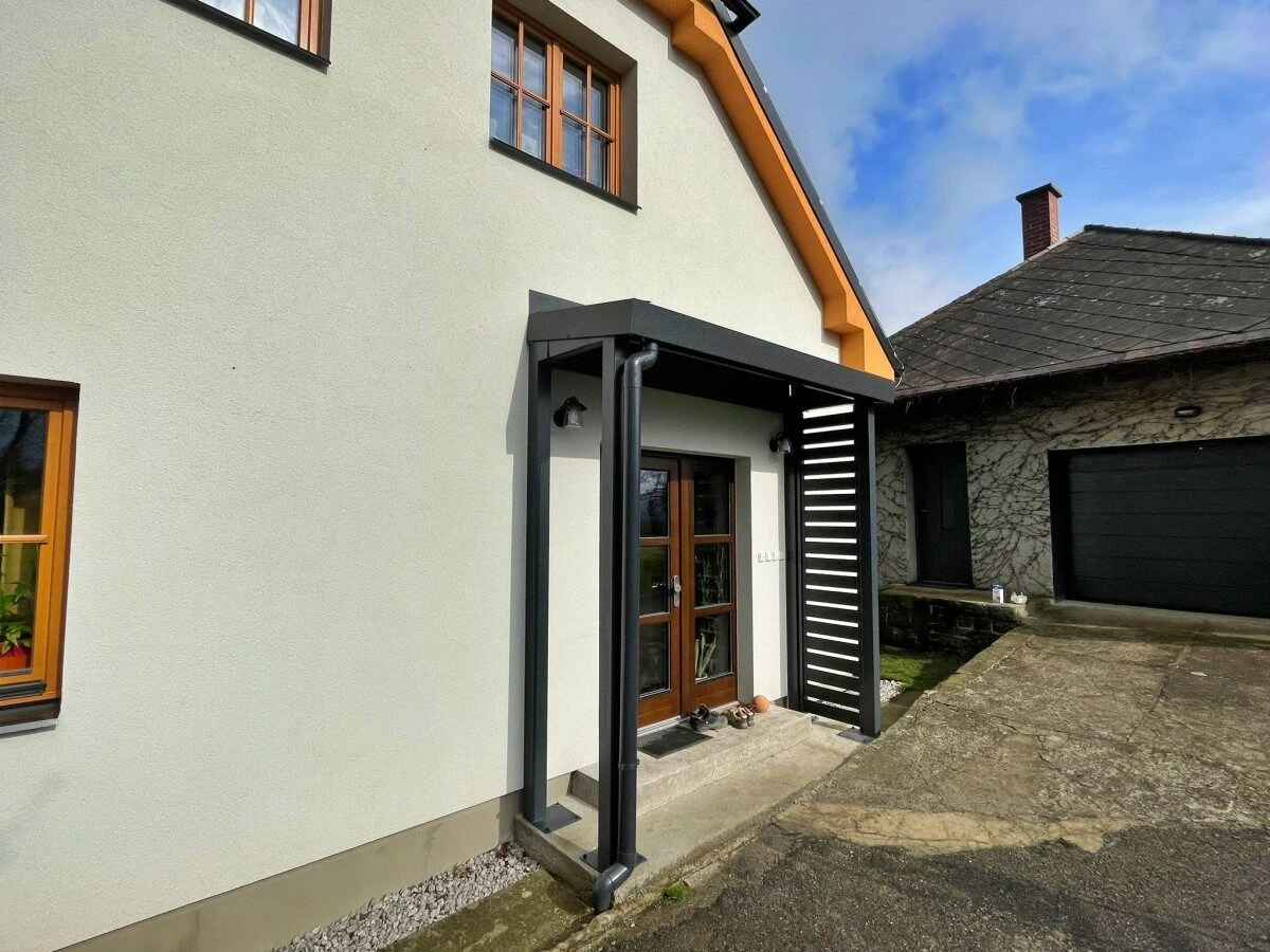 Prístrešok pred domom v antracitovej farbe