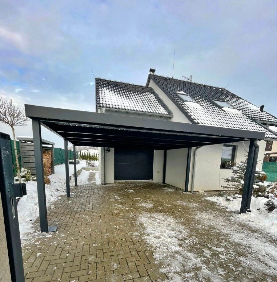 Montovaný prístrešok postavený pri rodinnom dome