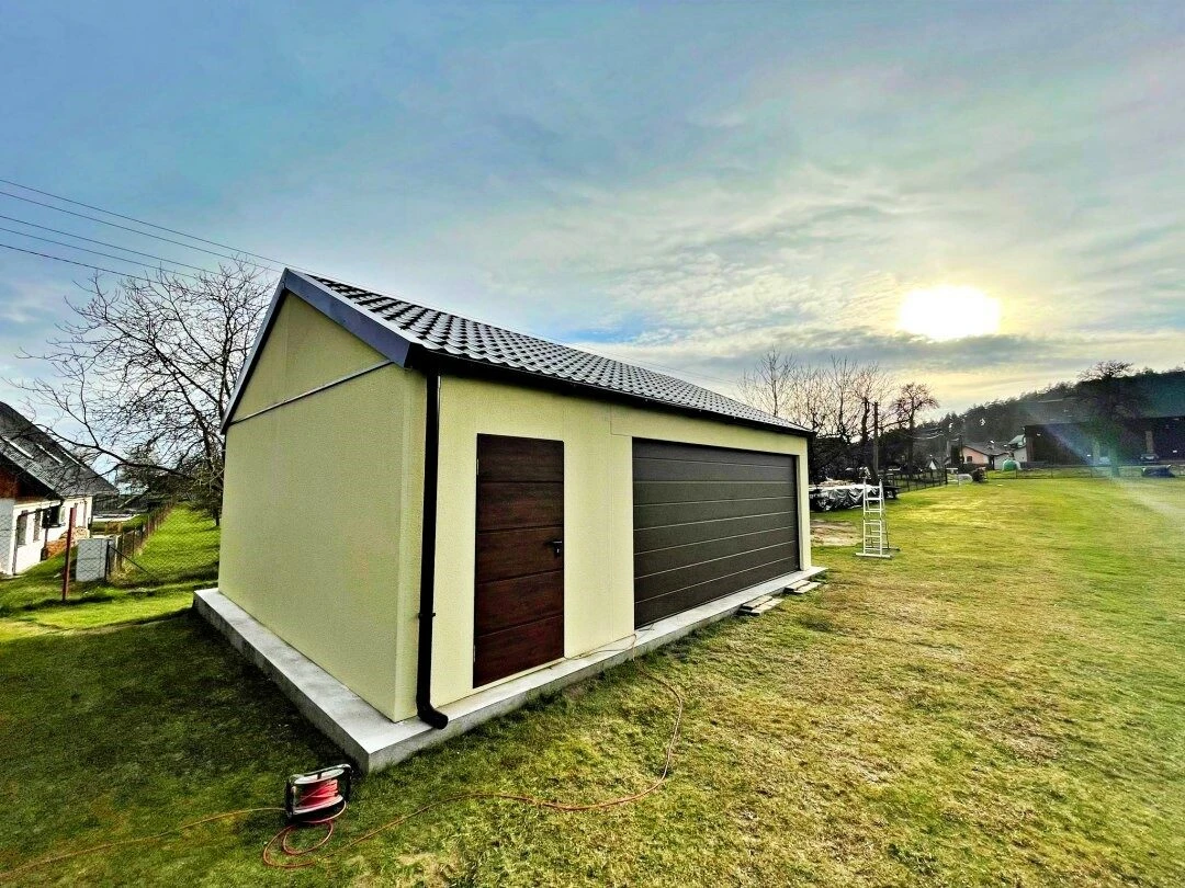 Prefabrikovaná garáž pre 2 stánky so sedlovou strechou a hotovou omietkou