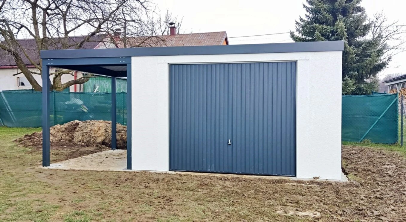 Montovaný záhradný domček s prístreškom a garážovými dverami na požiadanie