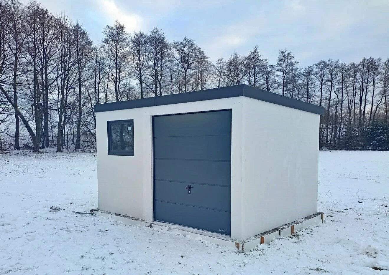 Montovaný záhradný domček s garážovými dverami