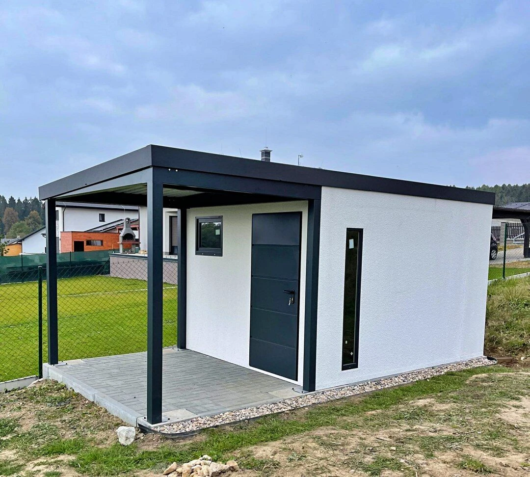Montovaný záhradný domček s prístreškom pred vchodovými dverami, biela omietka