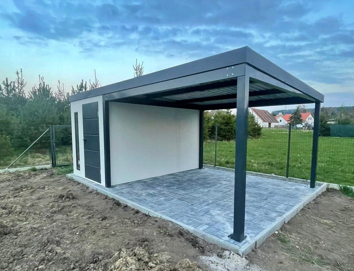Montovaný záhradný domček s priestranným prístreškom, šikmá strecha