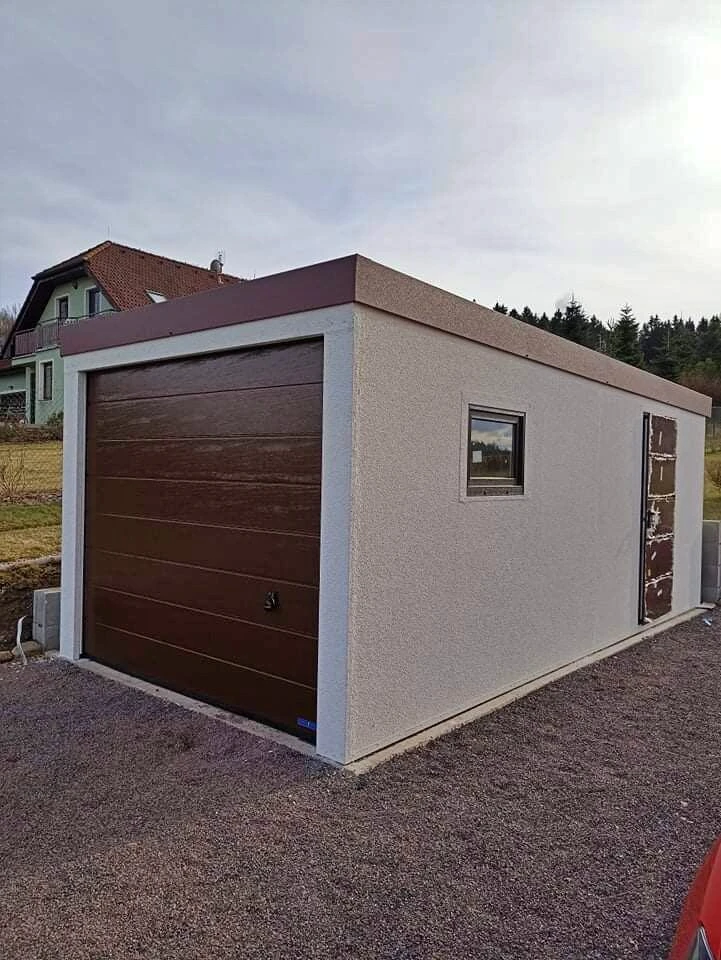 Prefabrikovaná jednoduchá garáž s oknom a dverami, zateplená