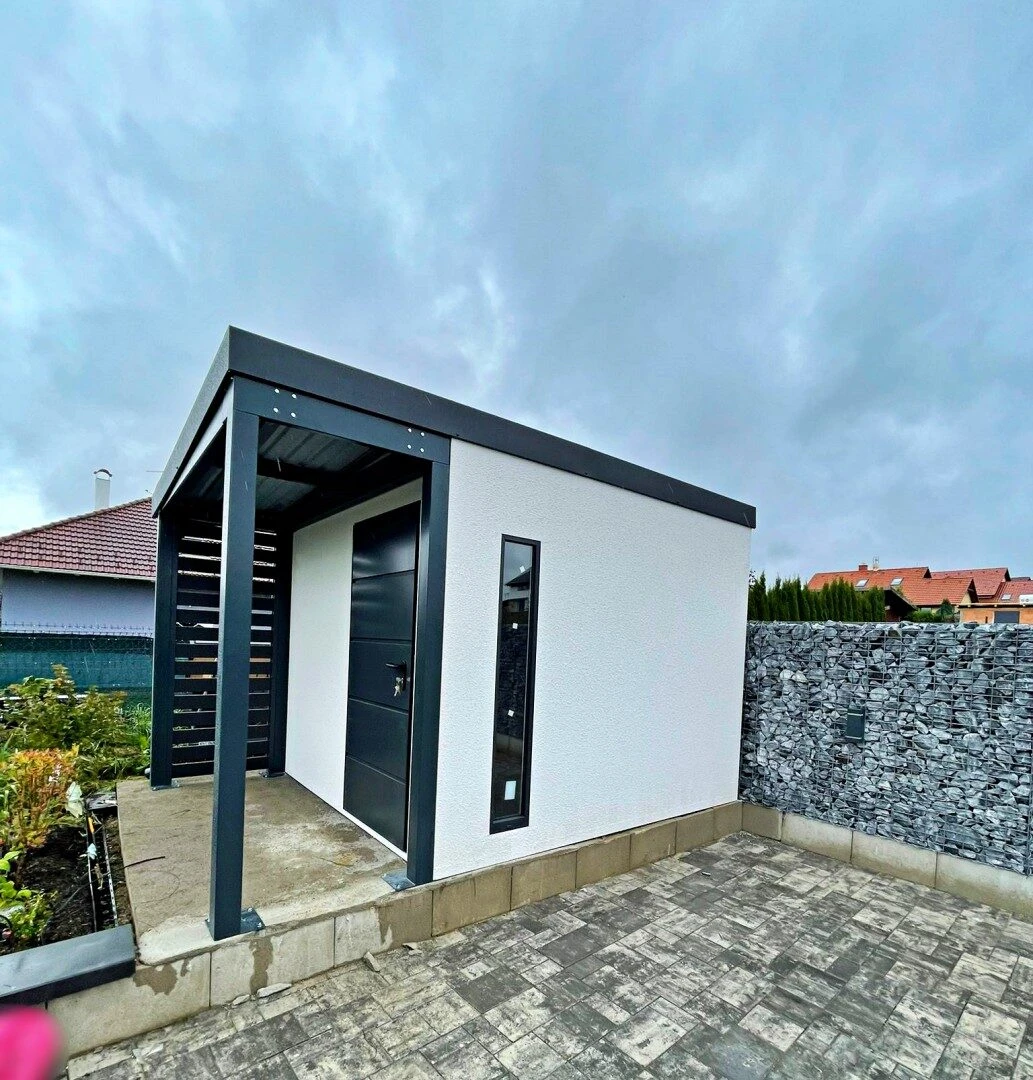 Montovaný záhradný domček s prístreškom a šikmou strechou