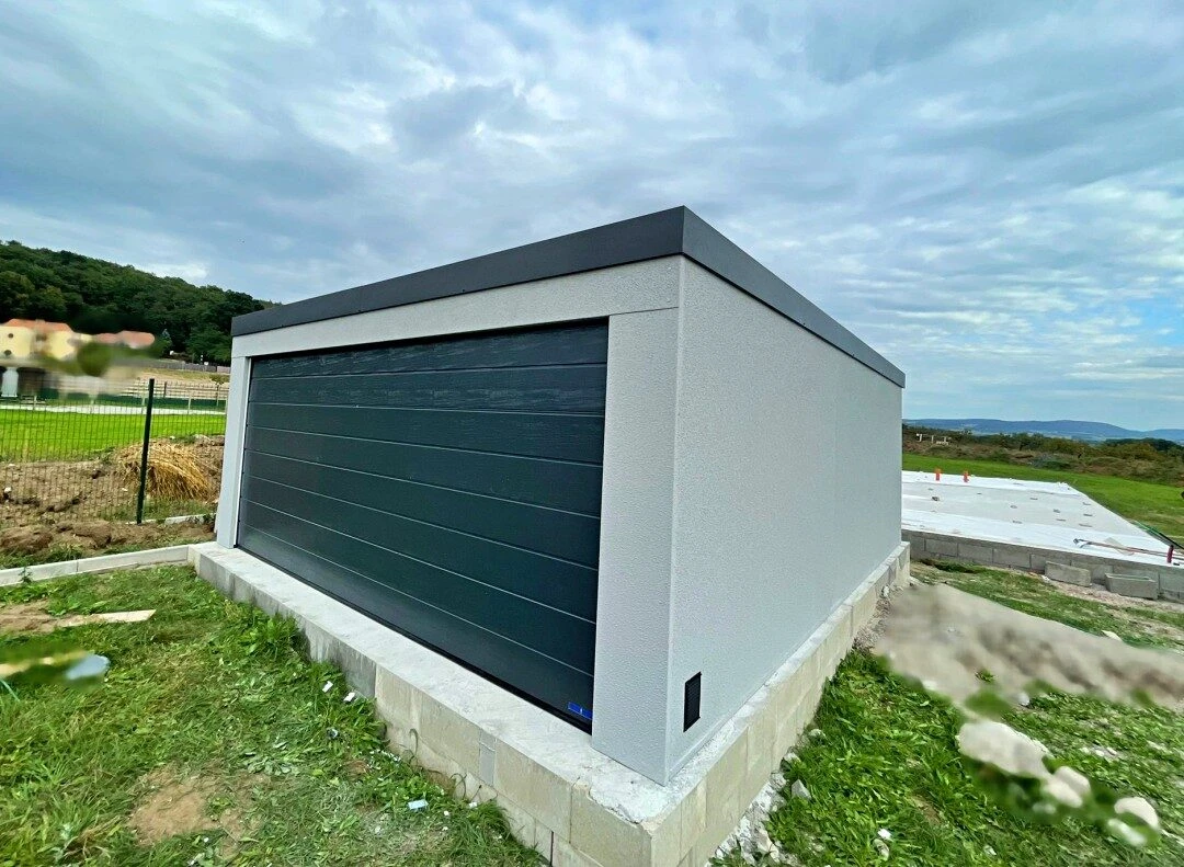 Prefabrikovaná dvojgaráž s veľkými vstupnými dverami