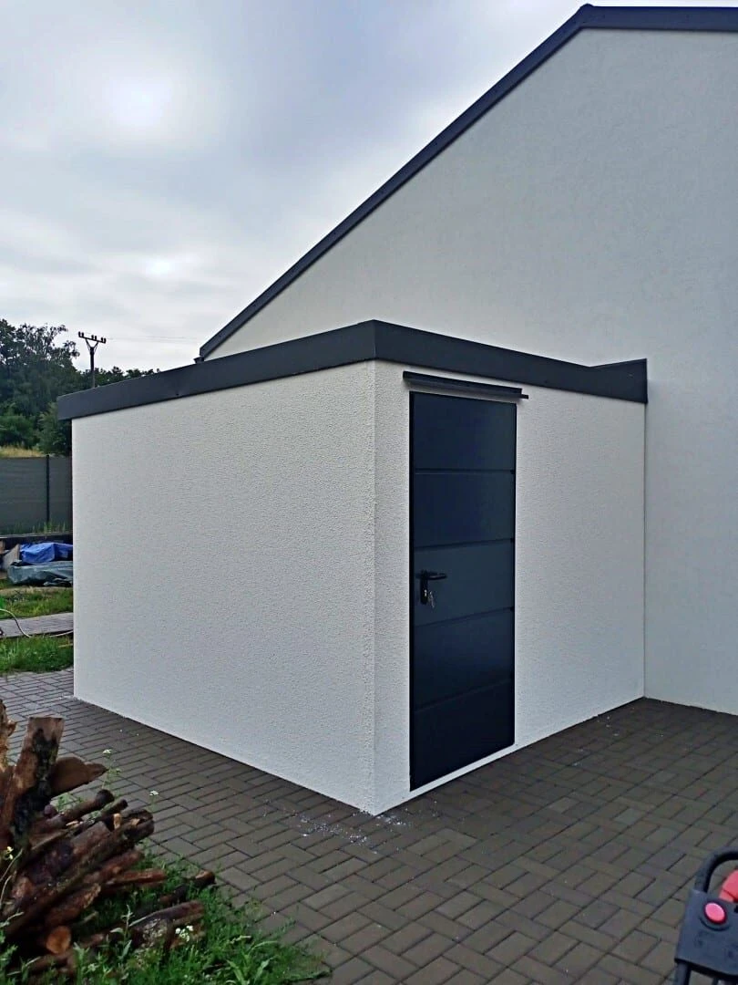 Montovaný záhradný domček realizovaný pri rodinnom dome