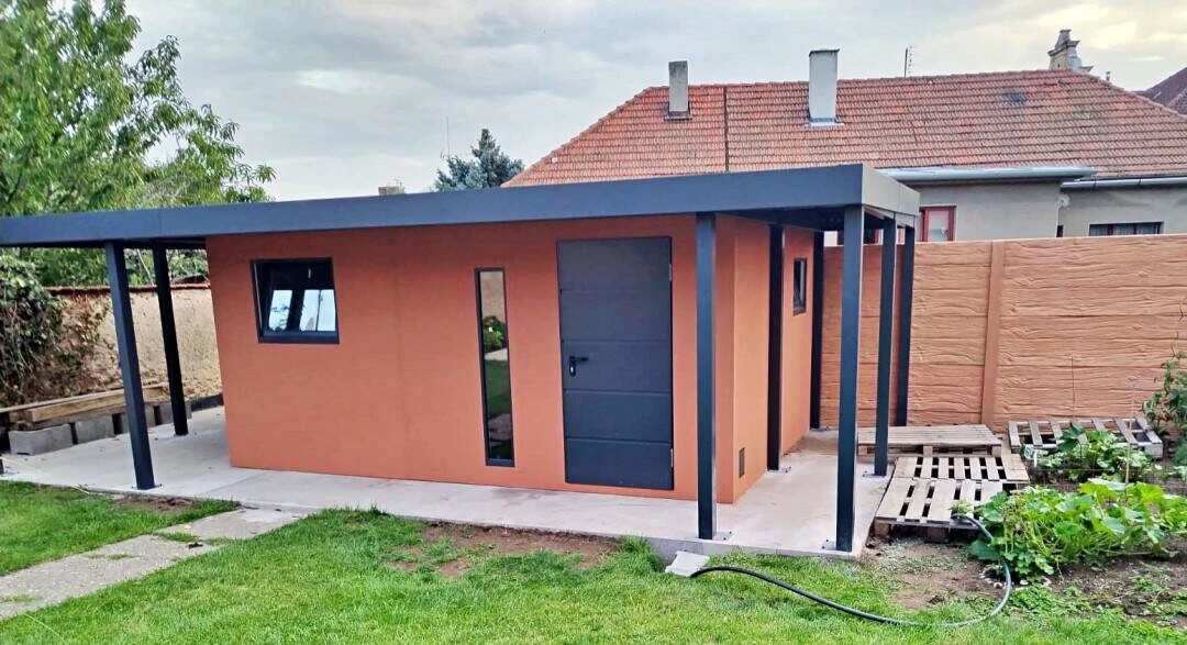 Záhradný domček s viacerými prístreškami a hotovou omietkou