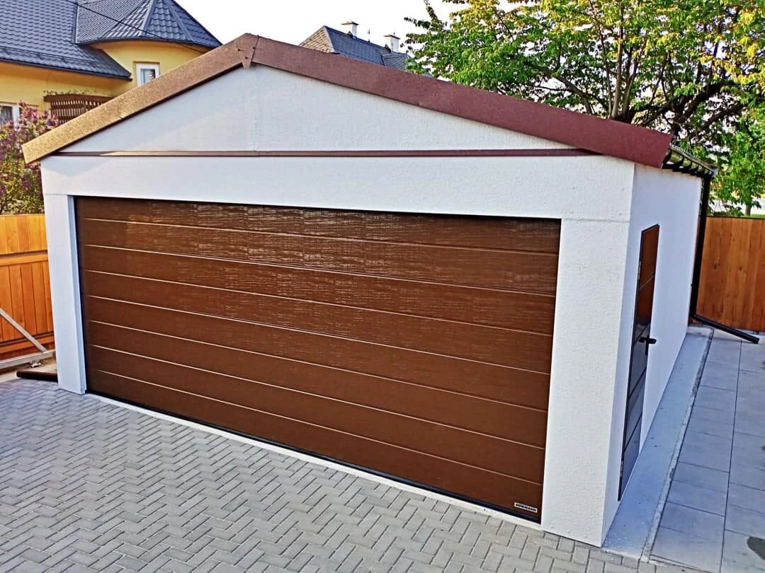Prefabrikovaná dvojgaráž so sivou povrchovou úpravou omietky