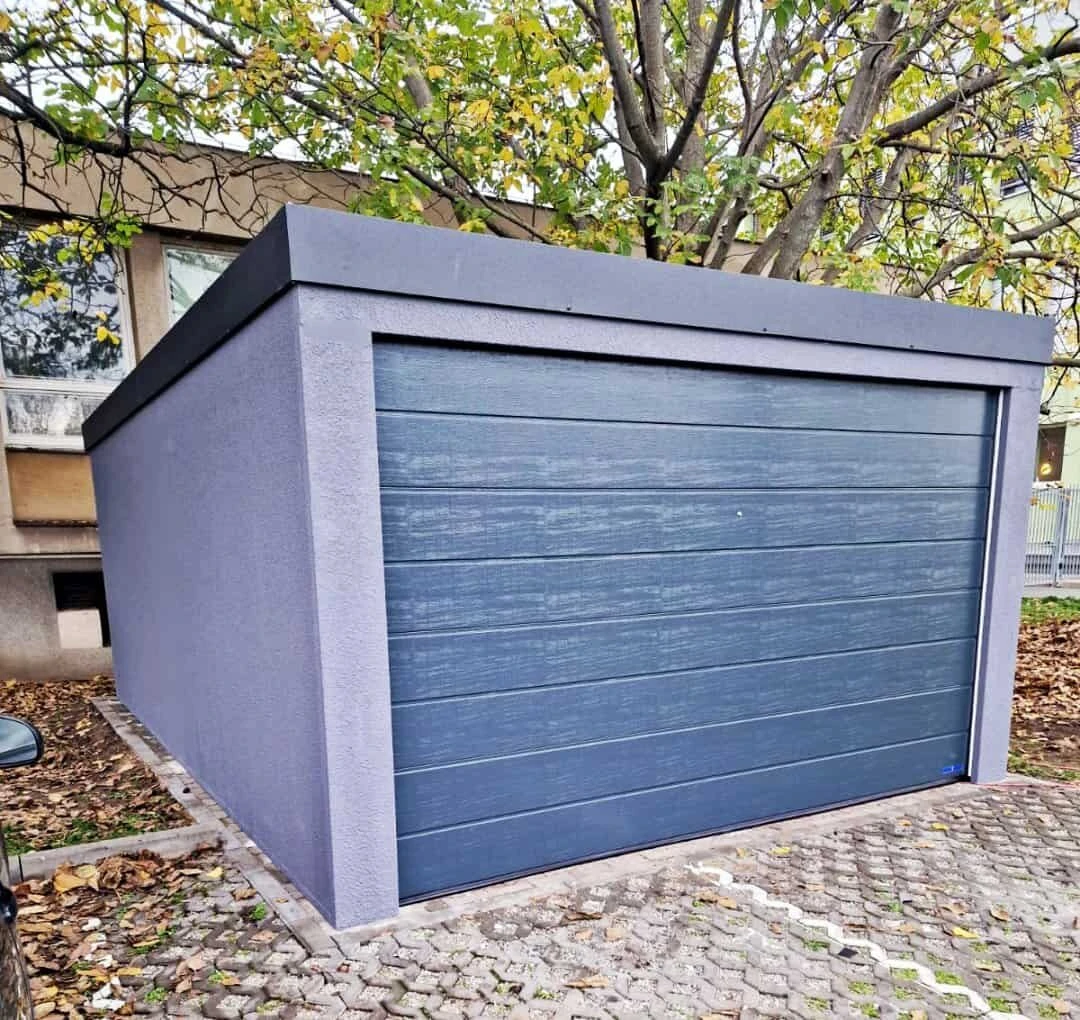 Zateplená montovaná garáž, sivá omietka