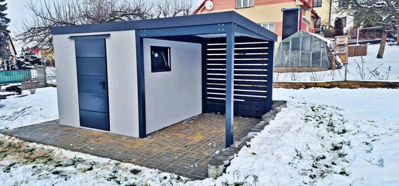 Záhradný domček s prístreškom a bezúdržbovými dizajnovými lamelami