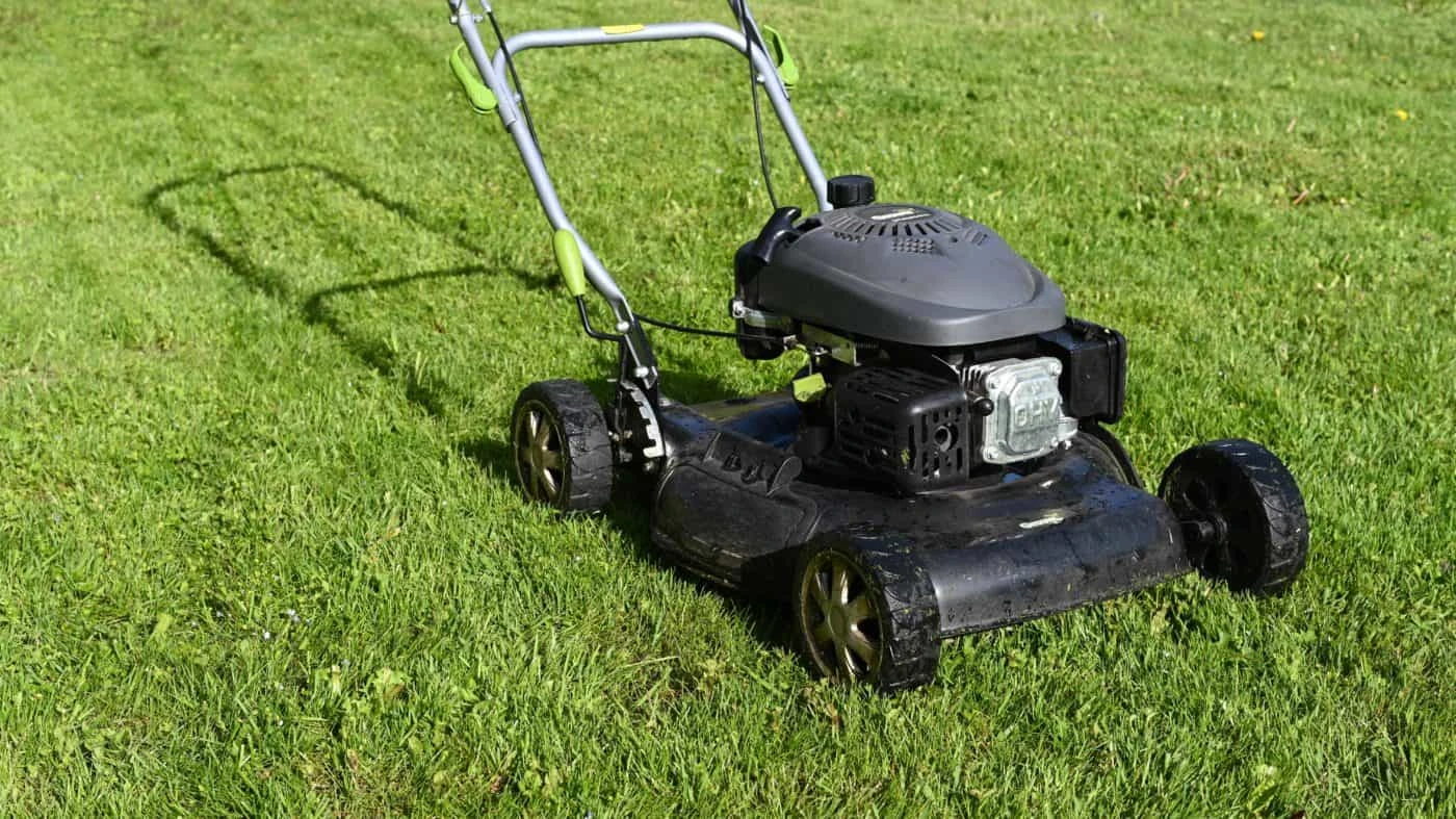Aké výhody prináša garáž na kosačku?