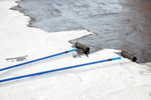 Hydroizolační nátěr Jak na izolaci základů a utěsnění garáže nebo zahradního domku?