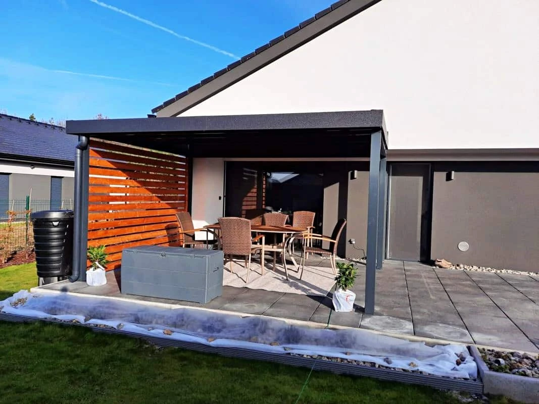 Montovaná pergola na terase s napojením na dom Drevená pergola od A po Z