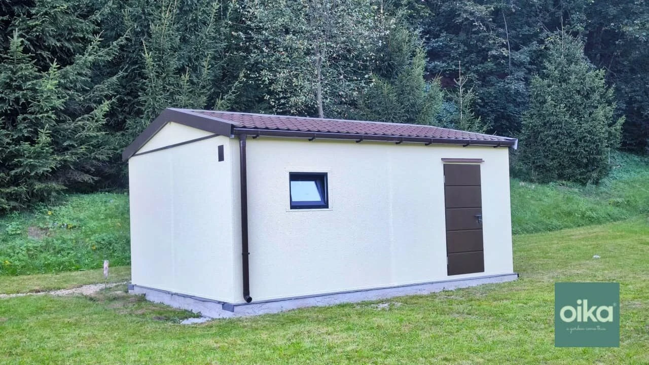 Prefabrikovaná garáž s vchodovými výklopnými dverami a vlastným odkvapovým systémom