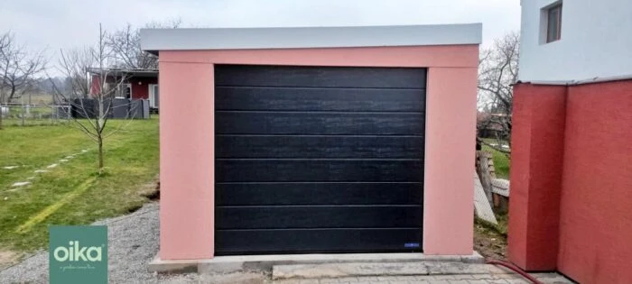 Garáž so šikmou strechou a hotovou omietkou