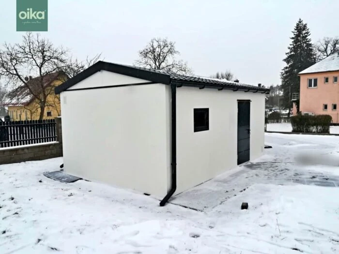 Garáž pre auto s oknom a dverami