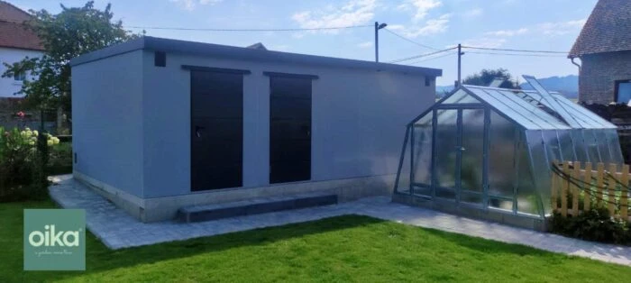 Montovaný záhradný domček so vstupom do dvojgaráže, s ktorou je domček spojený