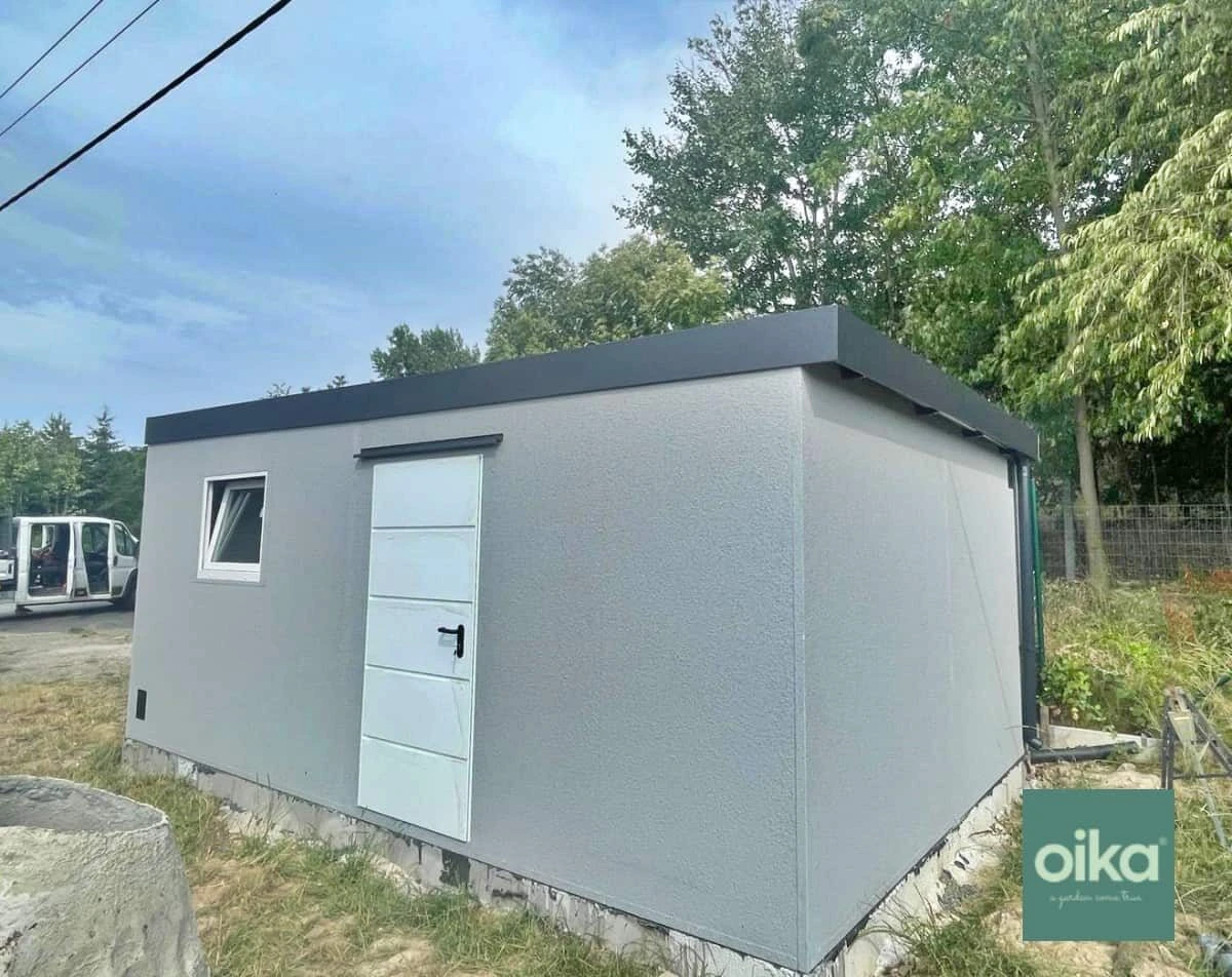 Montovaná garáž so širokými sekcionálnymi bránami a šikmou strechou
