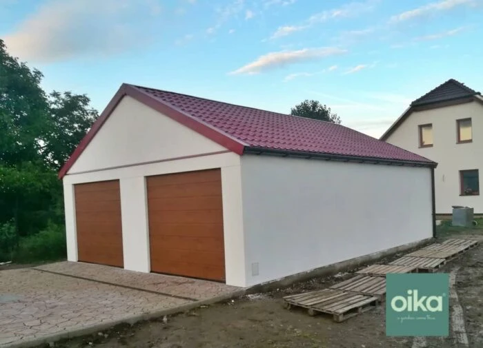 Prefabrikovaná dvojgaráž s dverami a oknom, hotová omietka