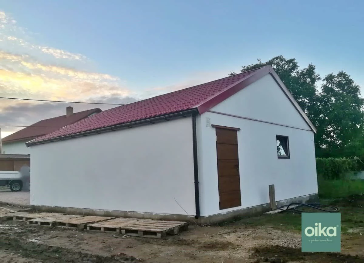 Montovaná garáž pre 2 autá s dverami a oknom