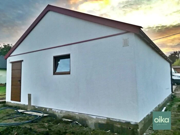 Montovaná garáž s dvoma sekcionálnymi bránami v hnedej farbe