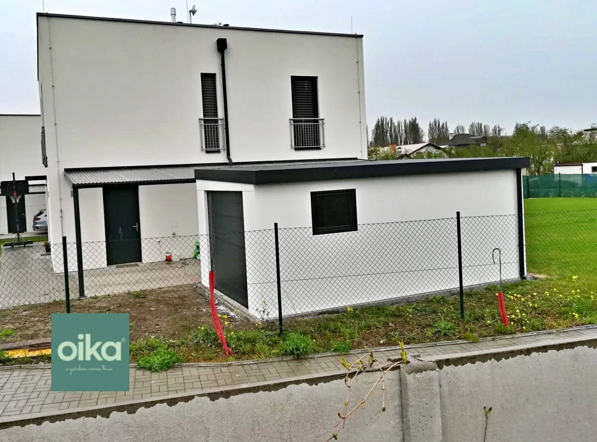 Montovaná jednogaráž so šikmou strechou a oknom