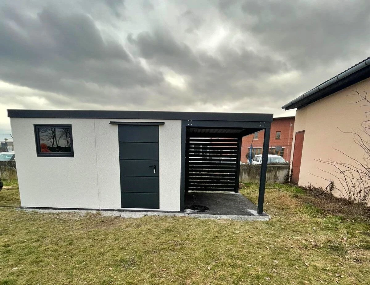 Montovaný zahradní domek s oknem, dveřmi a bočním přístřeškem