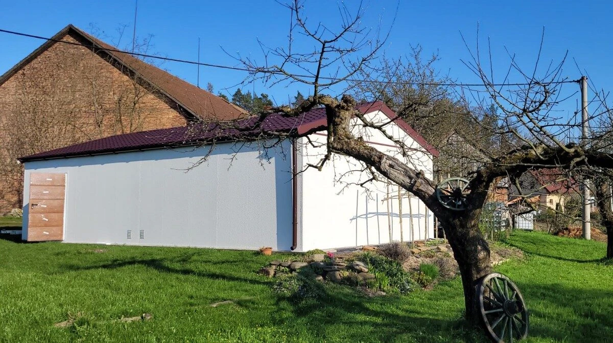 Montovaná garáž pre 2 autá s hotovou omietkou bez muriva v bielej farbe