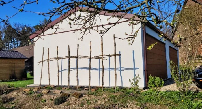 Prefabrikovaná dvojgaráž s kompletnou izoláciou realizovaná v záhrade