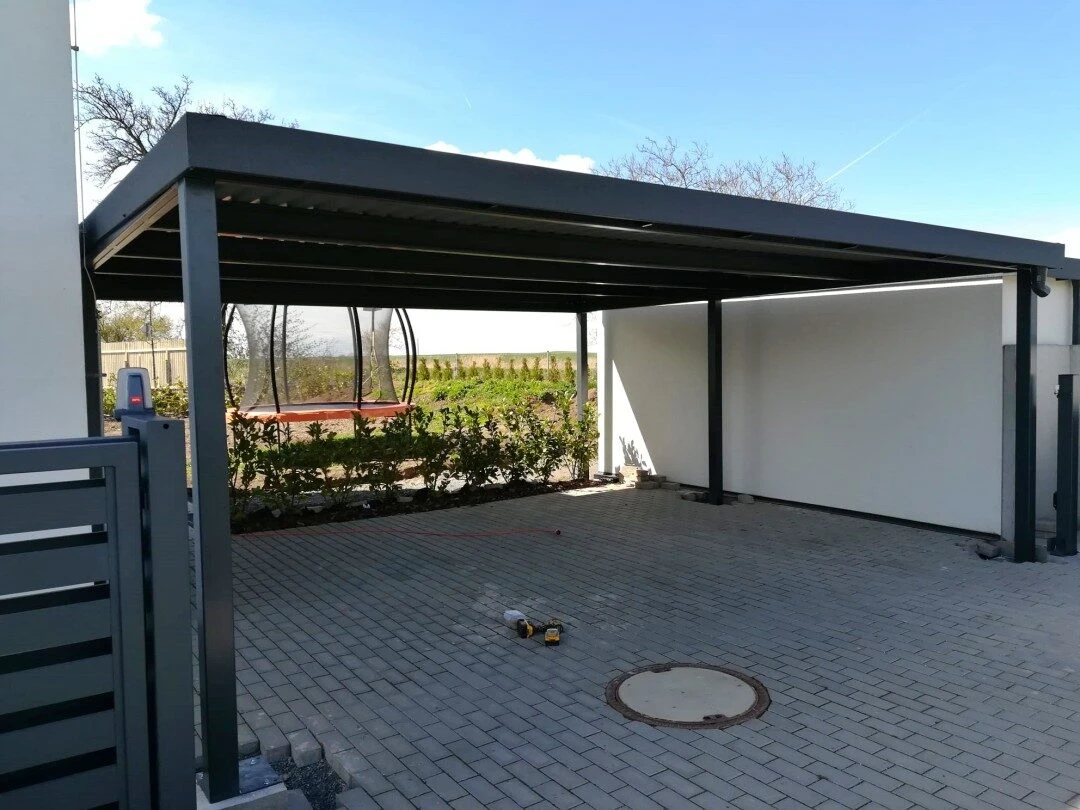 Montovaný přístřešek pro 2 auta s příjezdovou cestou