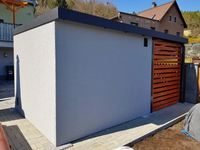 Montovaný záhradný domček s prístreškom a šikmou strechou so sklonom smerom dozadu