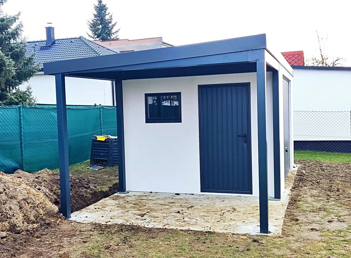 Montovaný záhradný domček s prístreškom, garážovými dverami, oceľovými dverami a oknami
