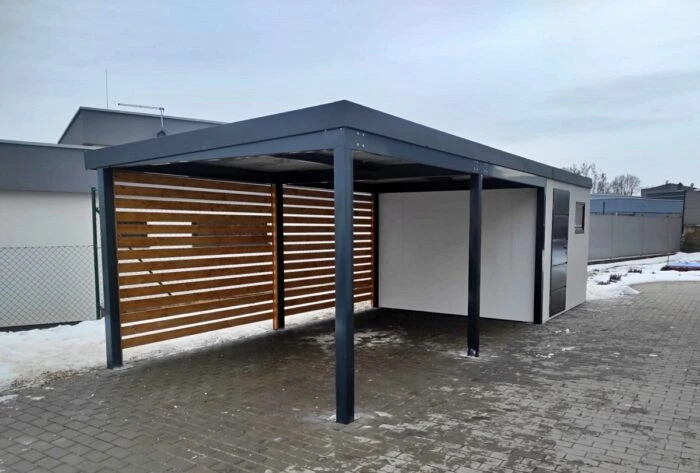 Montovaný záhradný domček s prístreškom a drevenými lamelami